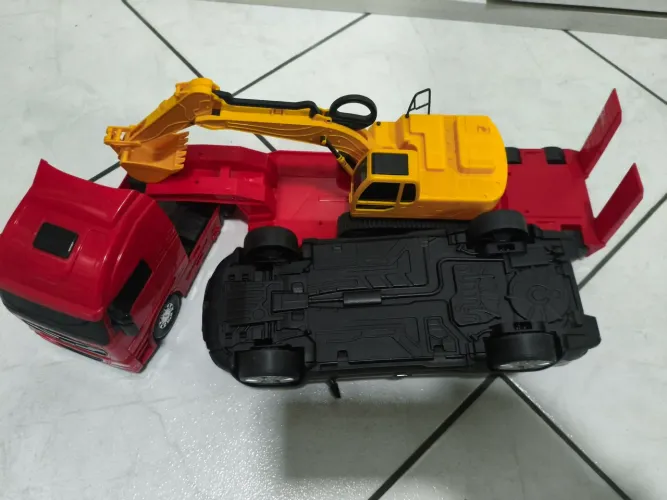 Carreta marca Roma com carro pickup 