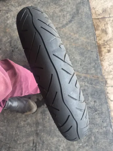Um pneu pirelli 100/80/17 meia vida para moto (140 em 2× no ct