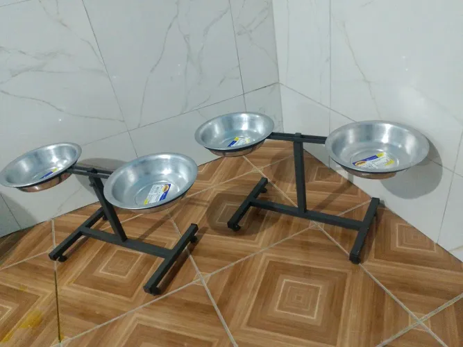 COMEDOURO ELEVADO DUPLO COM VASILHAS EM ALUMÍNIO