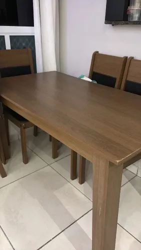 Vendo essa mesa com 5 cadeiras 