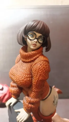 Velma impressa em resina e pintura a mão pincel e aerografo 19cm