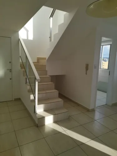 Corrimão alumínio com detalhe em vidro 