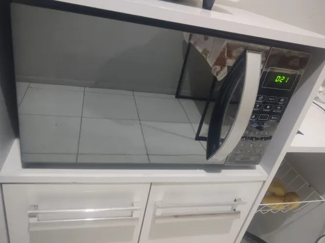 Forno microondas Philco semi novo.