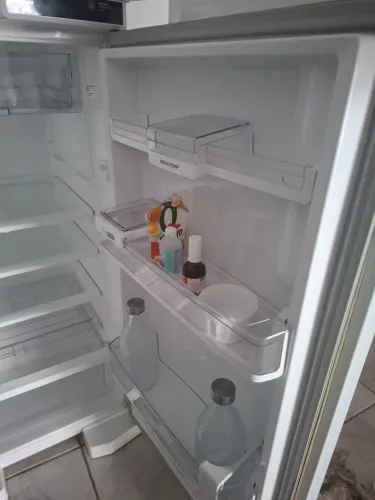 Geladeira em perfeito estado pra vender logo 1800 motivo mudança moro no rosa elze