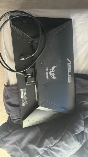 Monitor asus 144hz com pequenas listras no meio da tela