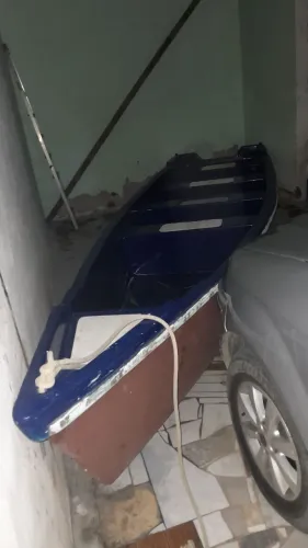 Barco de fibra com motor rabeta de 7hp, reboque para transportar e alguns coletes salvarvi