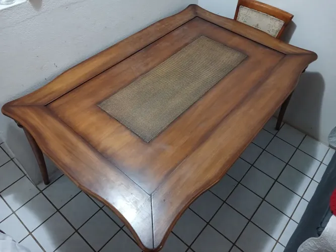 Mesa com 6 cadeiras maciça e nobre 
