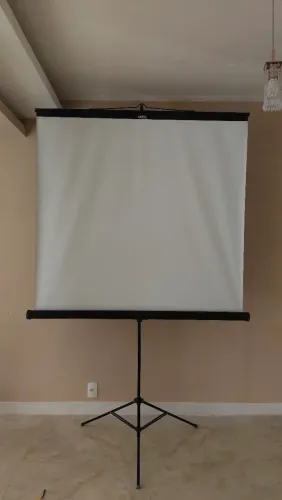 Tela de Projeção Nardelli 150 x 140 cm com Tripé - Excelente Estado
