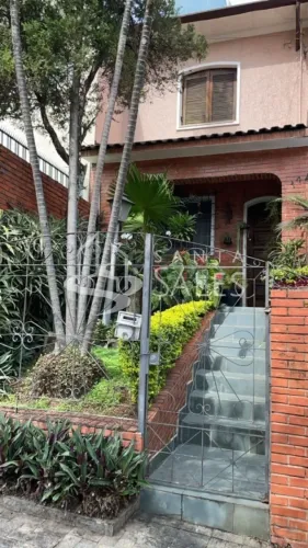 Casa à Venda no Cambuci, São Paulo-SP: 3 Quartos, Suíte, 2 Salas, 3 Banheiros, 2 Vagas, 18