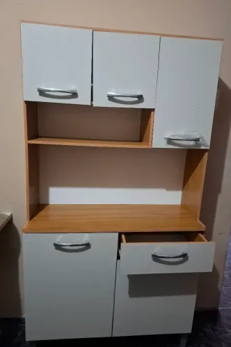 1 armário de cozinha 4 portas e 1 gaveta $300 valor vindo buscar