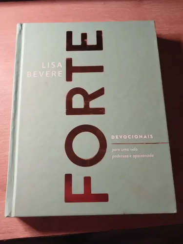 Forte - Devocionais - Lisa Bevere - Livro Cristão - Capa Dura - Seminovo