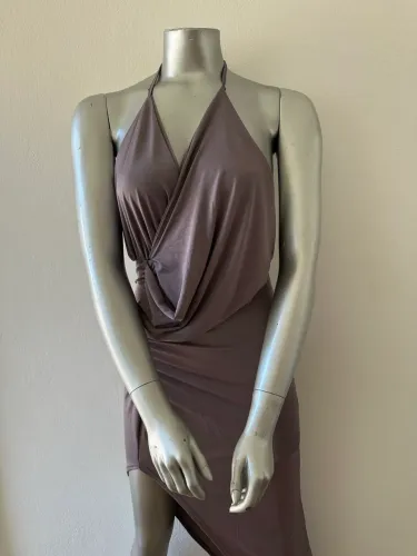 Vestido feminino elegante - modelo assimétrico