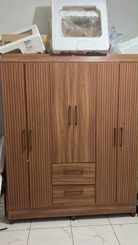 VENDE - SE GUARDA ROUPA