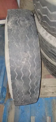 Vendo 7 rodas com pneus do caminhão MB 710 em boas condições .