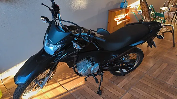 Vendo Bros 2024, pouco uso, moto de garagem.