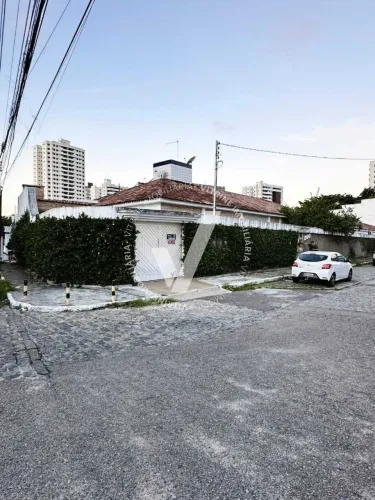 CASA DE 330 M² NO BAIRRO GRAGERU [555]