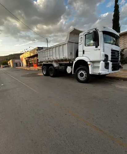 Caminhão caçamba 31320
