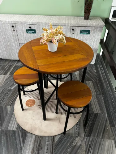 Mesa de 3 lugares e baquetas super novas