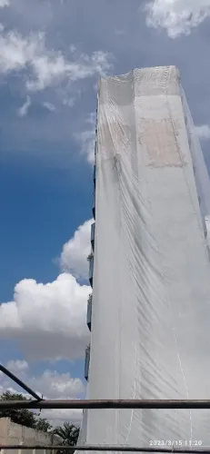 Tela branca de proteção para fachada predial