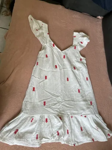 Vestido Curto/Mídi Branco Fresco com Bordados Vermelhos