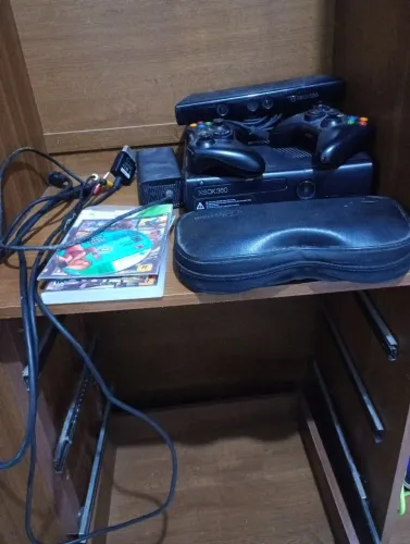 Xbox 360 usado com 2 controles + os carregadores e uma bolsa de jogos e um Kinect 46 jogo