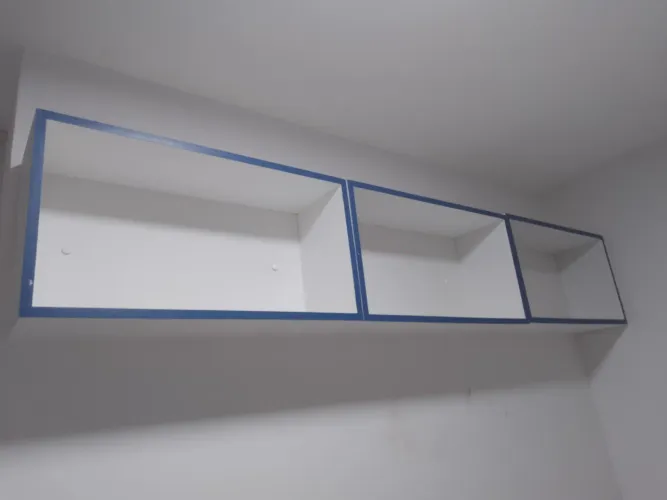 Três Nichos de parede: estante