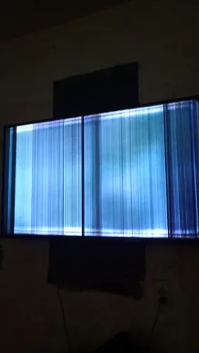 Tv TCL 43 polegadas tava assistindo normal e do nada ficou assim pra retirada de peças