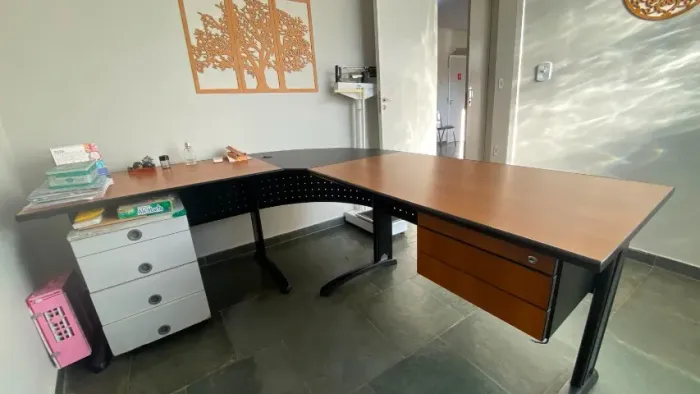 mesa de escritorio em L com gaveteiro, funcional cor cor castor