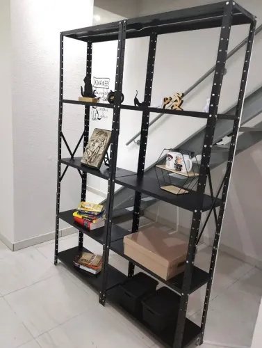 Estante Industrial de Aço Preta - Lindíssima, seminova, com LED Embutido