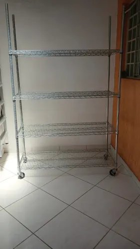 Estante cromadal com 4 Prateleiras com Rodinhas, com 1,90cm Alt / 1,20 Comp / 46 Prof