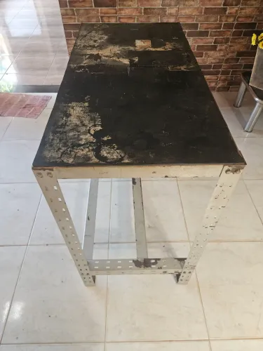Mesa em aço para uso geral 