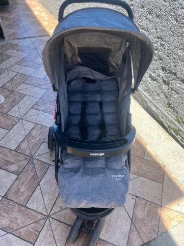 Carrinho de bebê + bebê conforto