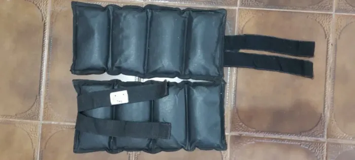 Par de caneleiras de peso com 7 kg cada e par Domyos 5 kg cada