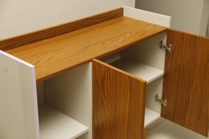 Aparador de sala pés palito 2 nichos 2 portas Madeira e Branco