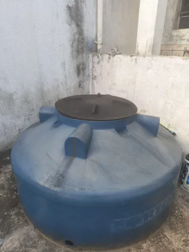 Caixa d'água 1.000 litros.