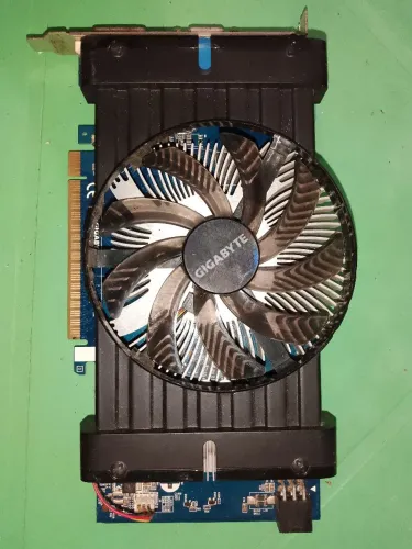 Placa de vídeo GTX 550Ti 2gb de vram.