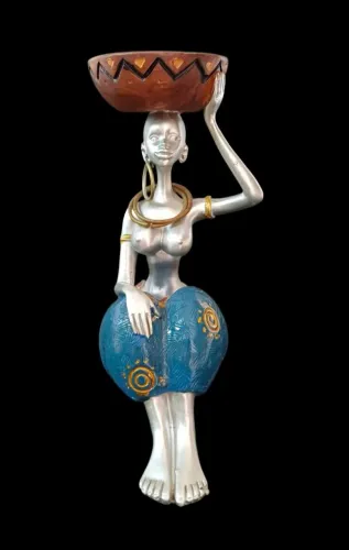 Belíssima estatueta decorativa em resina de mulher africana, peça única.