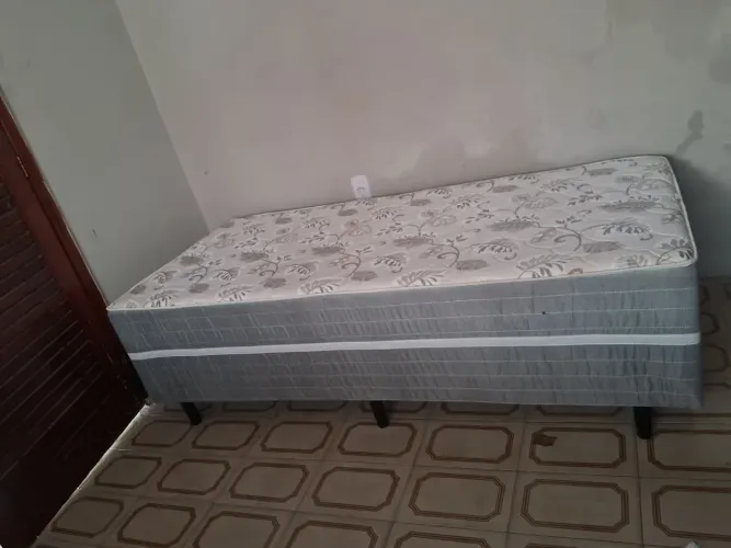 Vende-se cama box solteiro