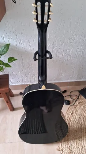 Violão preto