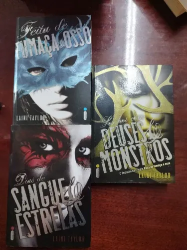 Set de livros Feira de fumaça e ossos de Laini Taylor