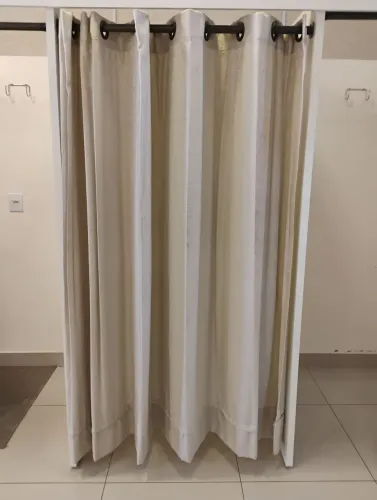 Vendo 4 cortinas - provador de loja - separação de cômodos
