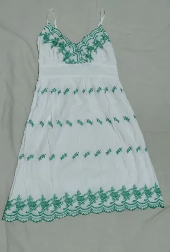 Vestido branco Midi bordado