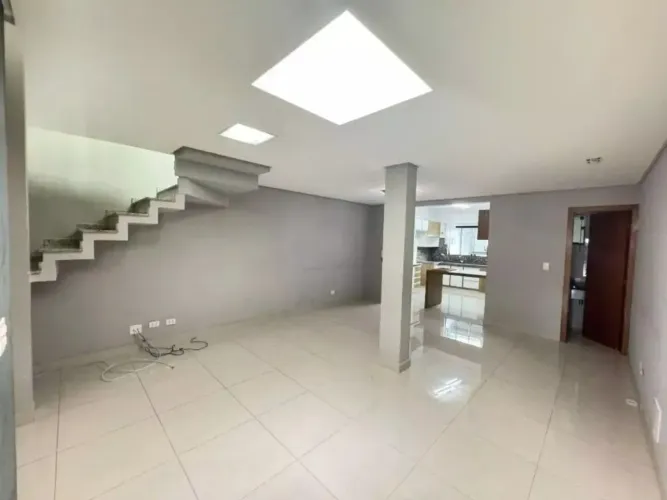 Sobrado para aluguel possui 235 metros quadrados com 4 quartos