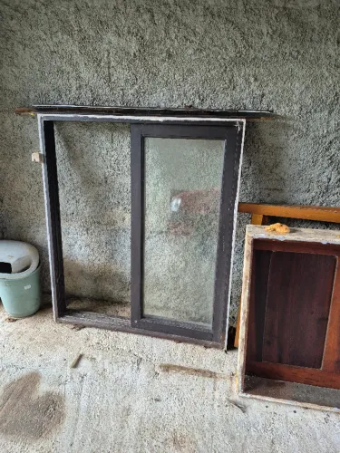 Janela com vidros 105 por 120cm