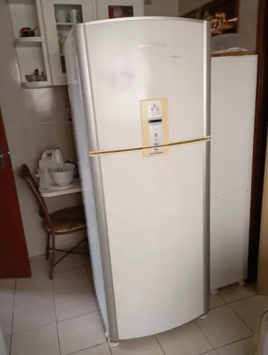 Geladeira Frost Free BRASTEMP apenas suja, sem detalhes na carcaça, com painel digital?