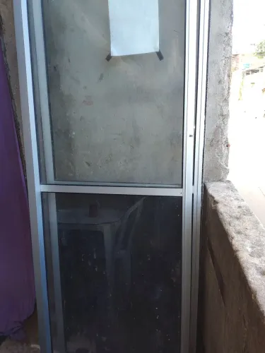 Porta de sacada em vidro e alumínio 