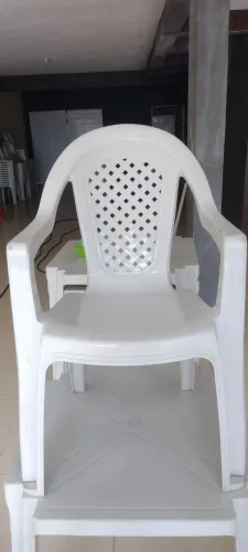 Cadeira de plastico com braço