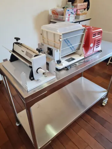 Mesa em inox 1:20 m , mais massadeira  com acessórios  rolo e maquina de moer carne e 