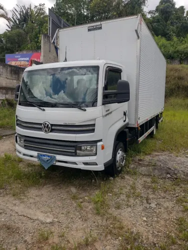 Caminhão à venda 