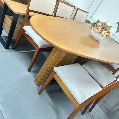 Mesa de madeira maciça